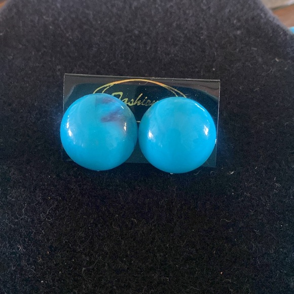 Vintage Turquoise Necklace and Earrings Set. Made in Hong Kong. Plastic/Lucite - Picture 3 of 6